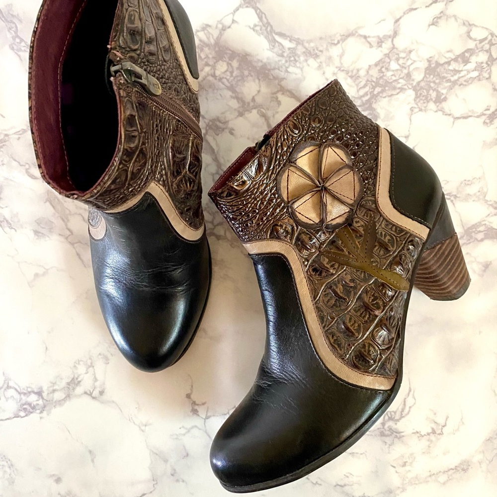 Laura Vita leather booties from France